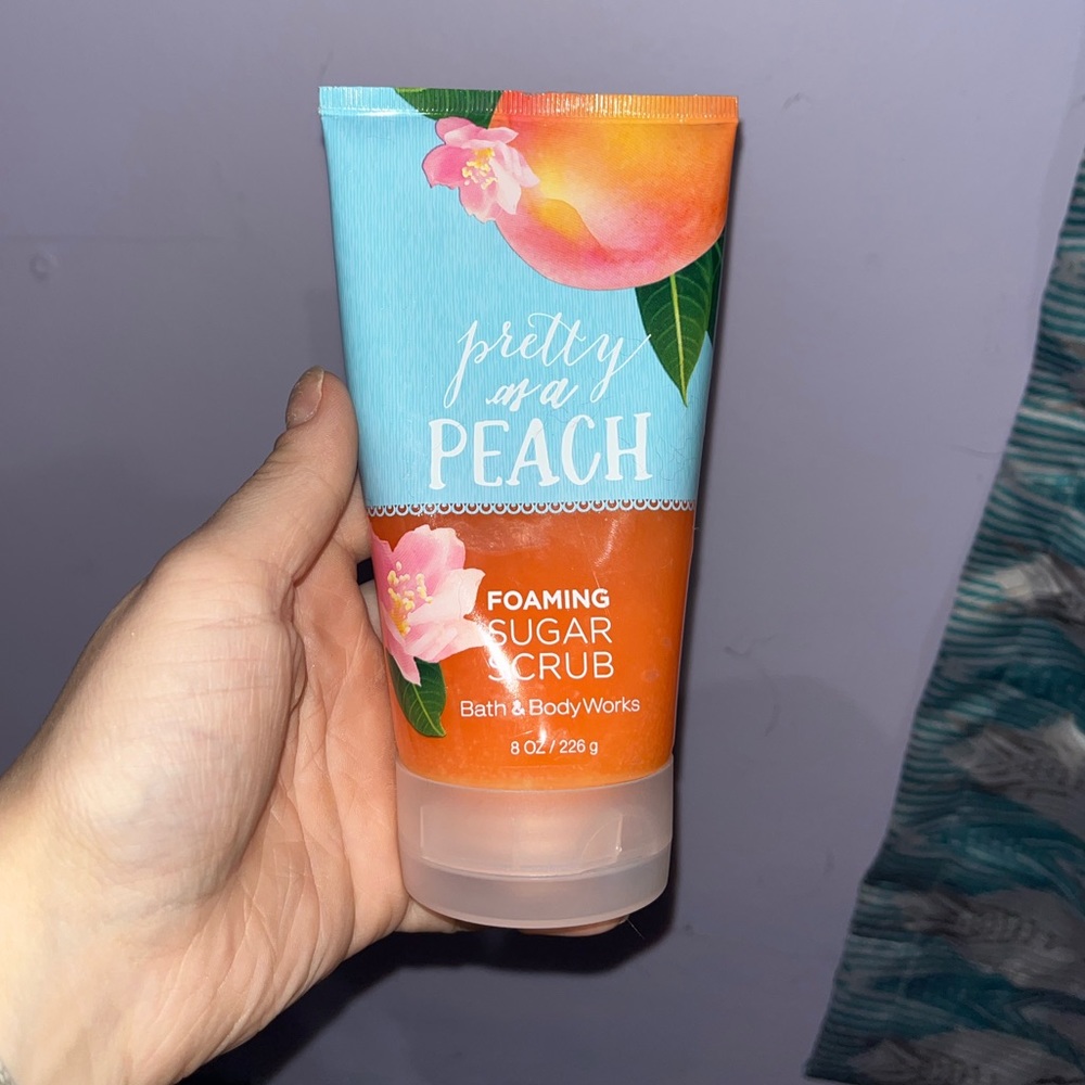 BBW pretty as a peach foaming sugar scrub